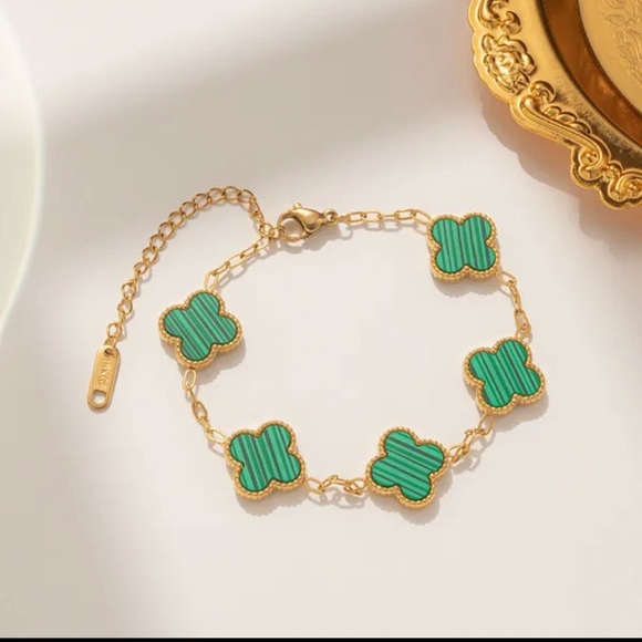 Elegant Gold and Green Clover Bracelet - Picture 3 of 4